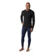 Man som bär varma underställströjan Merino 250 Base Layer Crew från Smartwool.a