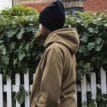 Kvinna som bär fleecejacka från Tretorn Tech Fleece Hood.