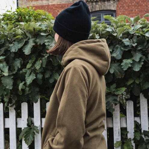 Kvinna som bär fleecejacka från Tretorn Tech Fleece Hood.