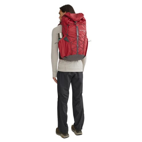 Man som bär överdragsbyxa från Klättermusen Asynja Pant.