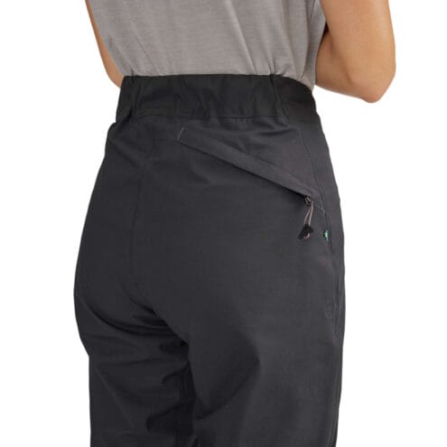 Närbild på överdragsbyxor Asynja Pant W från Klättermusen.