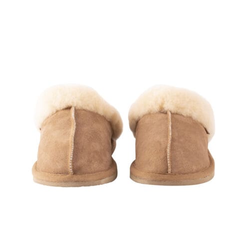 Klassiska fårskinnstofflor från Shepherd Jessica tofflor för dam i färgen chestnut.
