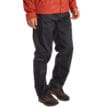 Man som bär Marmot PreCip Eco Pant.
