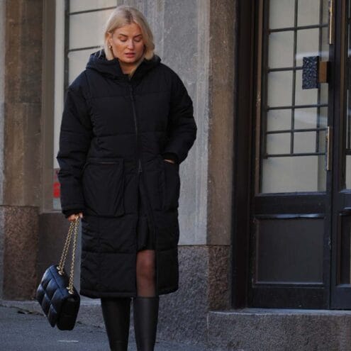 Stadsbild på kvinna som bär Tretorn Padded Coat.