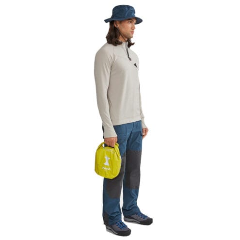 Man som bär återvinningsväskan Recycling Bag 2.0 från Klättermusen