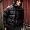Miljöbild av Tretorn Baffle Jacket i regnet.