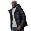 Man som bärn Tretorn Baffle Jacket med luva och hög krage.