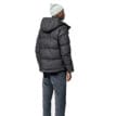 Man som bär Tretorn Baffle Jacket i polyester.