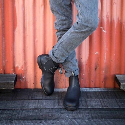 Man som bär Blundstone 510