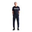 Man som bär Timberland Kennebec River Linear Logo T-shirt.