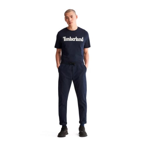Man som bär Timberland Kennebec River Linear Logo T-shirt.