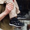 Barn som bär Kavat Iggesund WP vattentäta sneakers.