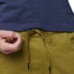 Närbild av knytning på MEN'S NOTION PANTS