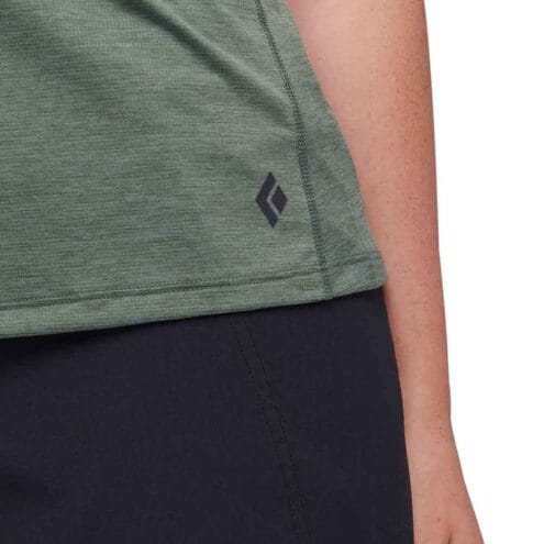 Närbild logga av LIGHTWIRE SHORT SLEEVE TECH TEE