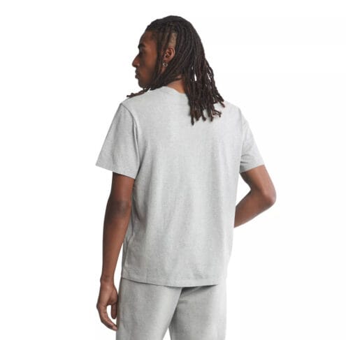 Tree Logo Short Sleeve Tee på modell bakifrån