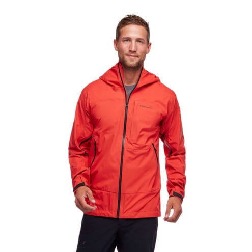 Man som bär Black Diamond Highline Stretch Shell skaljacka i färgen octane.