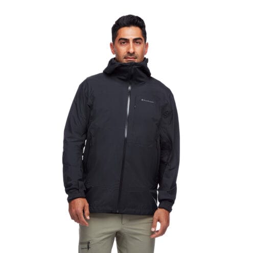 Man som bär Black Diamond Highline Stretch Shell skaljacka i färgen black.