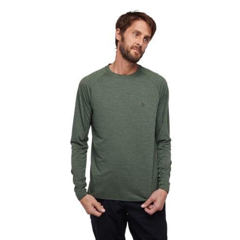 Man som bär Black Diamond Lightwire Long Sleeve Tech Tee i tundra