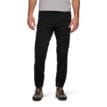 Man som bär Black Diamond Notion Pants bomullsbyxor.