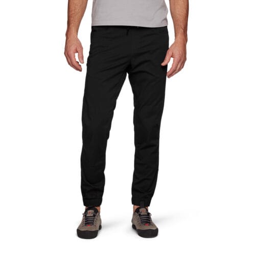 Man som bär Black Diamond Notion Pants bomullsbyxor.