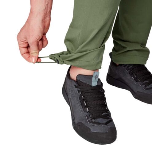 Närbild på dambyxor från Black Diamond Alpine Light Pants med dragsko.