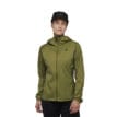 Kvinna som bär skaljacka från Black Diamond Alpine Start Hoody