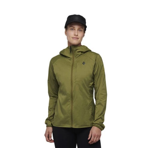 Kvinna som bär skaljacka från Black Diamond Alpine Start Hoody