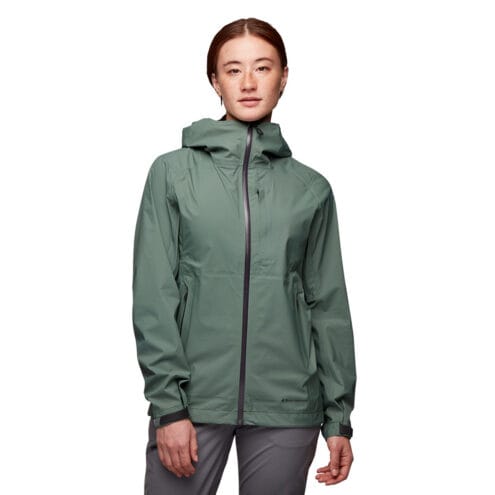Kvinna som bär Black Diamond Highline Stretch Shell
