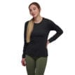 Kvinna som bär Black Diamond Lightwire LS Tech Tee i svart