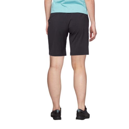 Person som bär Black Diamond Valley Shorts