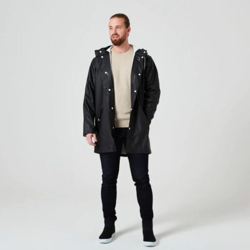 manlig modell i tretorn wing regnjacka black