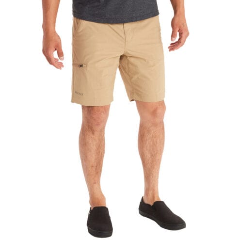 Man som bär Marmot Arch Rock Short 9“ shorts i shetland