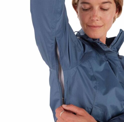 Modell i Women's PreCip® Eco Jacket som använder dragkedja