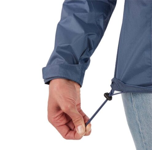 Modell i Women's PreCip® Eco Jacketsom använder resår