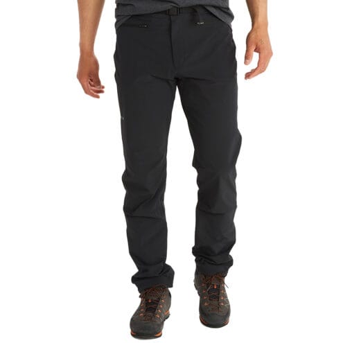 Man som bär Marmot Mountain Active Pant byxor
