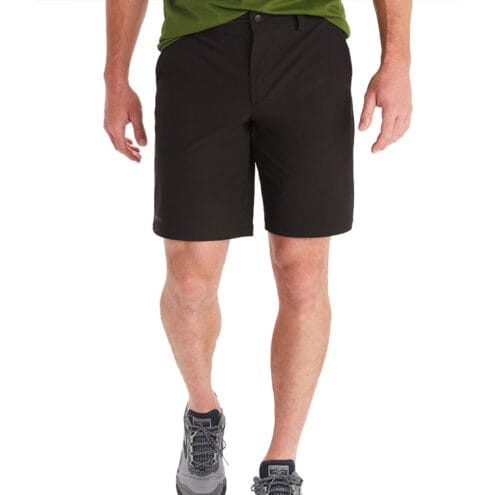 Man som bär Marmot Scree Short