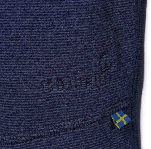 Närbild av logga på ISBJÖRN LYNX FLEECE PANT KIDS