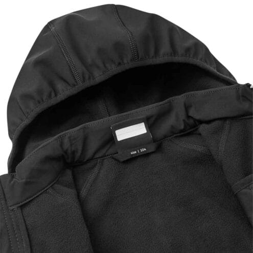 Närbild på lapp i nacken på Reima Vantti softshell jacka (barn)