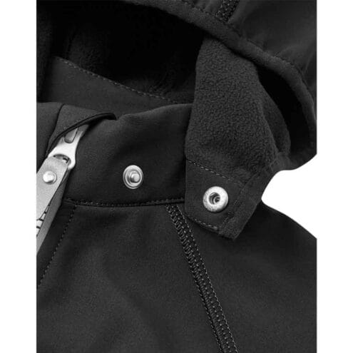 Närbild knäppning luva på Reima Vantti softshell jacka (barn)