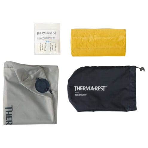 saker som följer med ett Therm-a-Rest NeoAir XLite NXT uppblåsbart liggunderlag