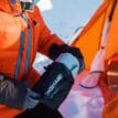 en ihoppackad Therm-a-Rest NeoAir XTherm NXT uppblåsbart liggunderlag i en människas hand