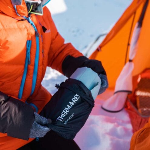 en ihoppackad Therm-a-Rest NeoAir XTherm NXT uppblåsbart liggunderlag i en människas hand