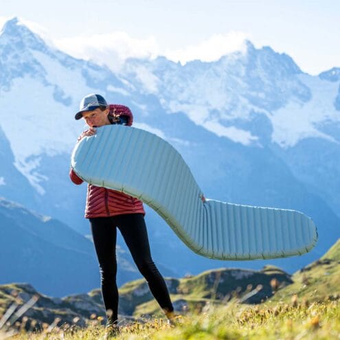 en person blåser upp en Therm-a-Rest NeoAir XTherm NXT uppblåsbart liggunderlag