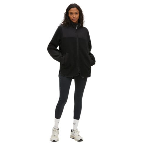 Röhnisch Phoebe Pile Jacket fleecejacka (dam) på en modell.
