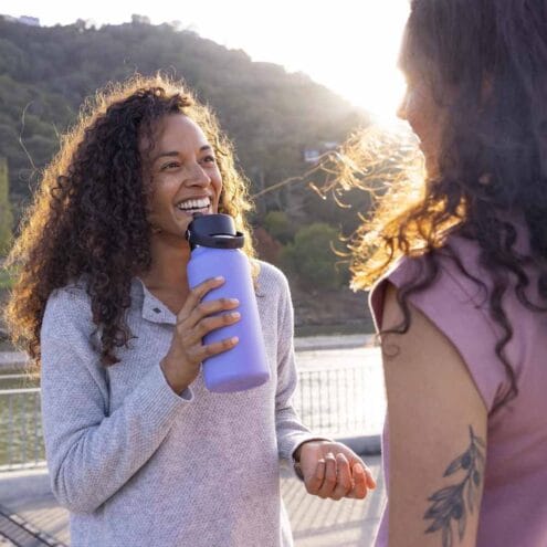 Två människor och en Hydroflask Hydration Wide Flex Straw 32oz / 946 ml