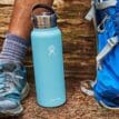 Storleksjämförelse på Hydro Flask Standard Stainless Steel Cap munstycke mot ben
