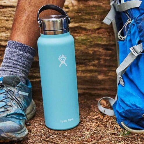 Storleksjämförelse på Hydro Flask Standard Stainless Steel Cap munstycke mot ben