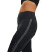 Närbild på Röhnisch Maya tights på modell