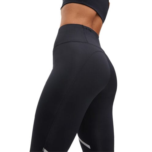 Shape Skyla Tights på modell snett nedifrån.