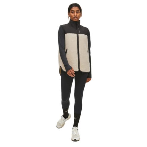 Phoebe Vest på modell framifrån